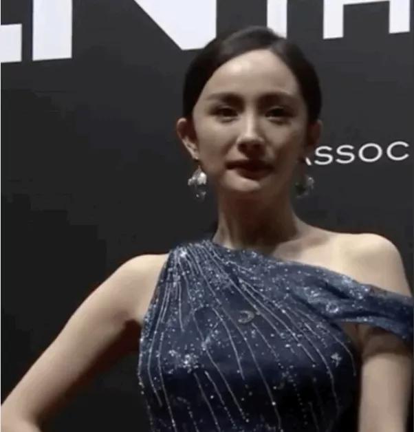 女明星楼梯跌倒_女明星红毯着装挑战_GQ盛典红毯灯光问题