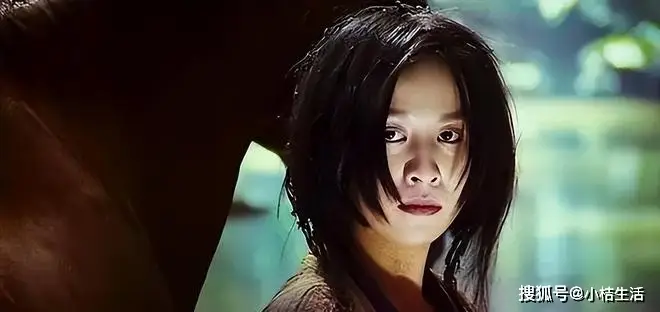 女明星紧身裤图片_58岁刘嘉玲户外晨跑紧身裤_刘嘉玲健身达人保持身材秘诀